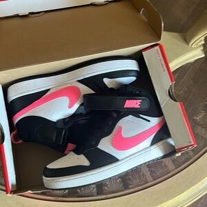 Nike court borough mid 2